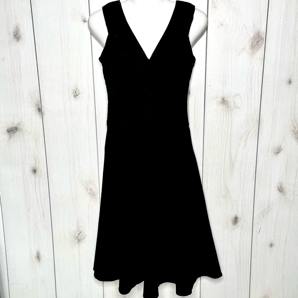 Black Sleeveless A-Line V-Neck Pleated Round Skirt  Party Dress